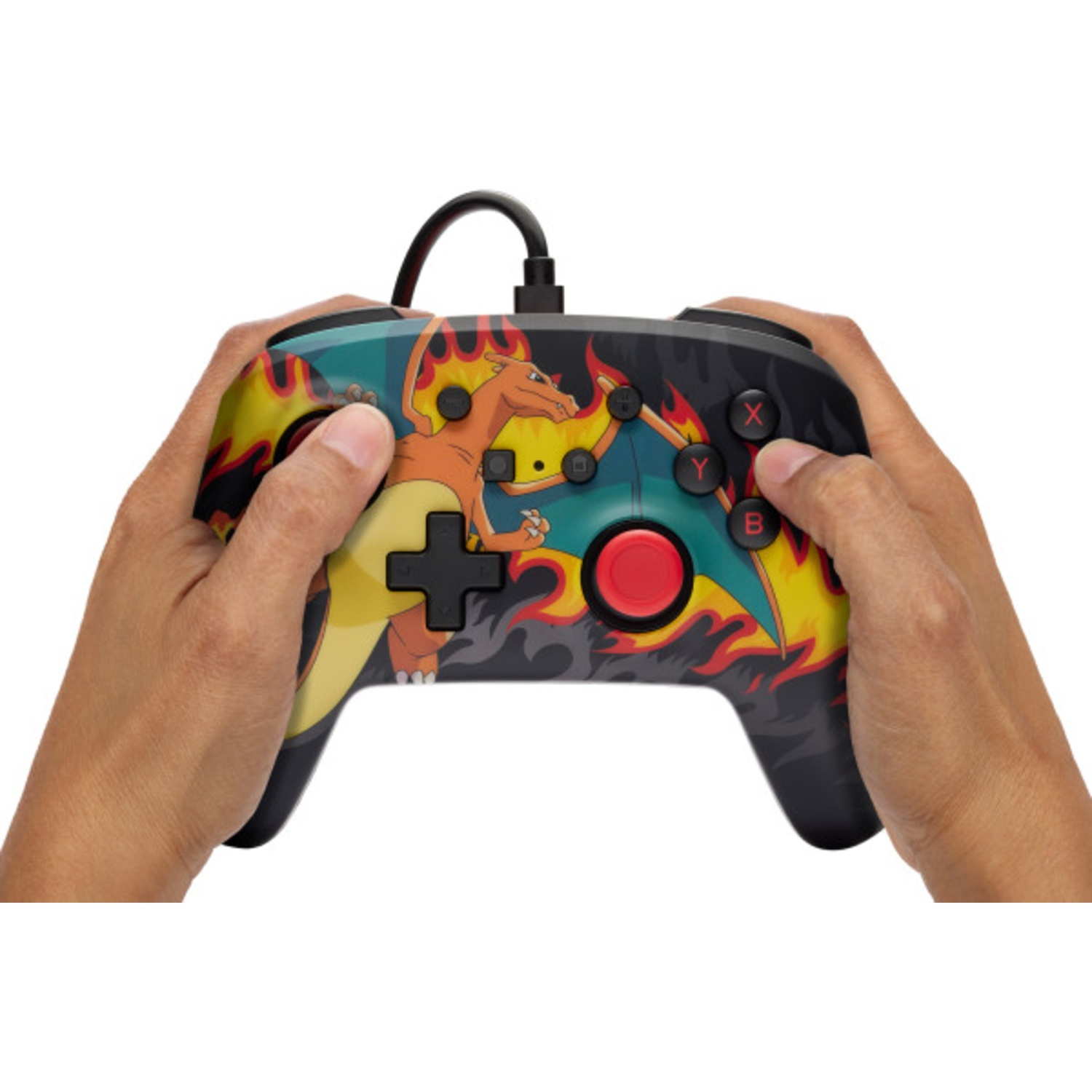 Une manette avec un design Charizard tenue par des mains.