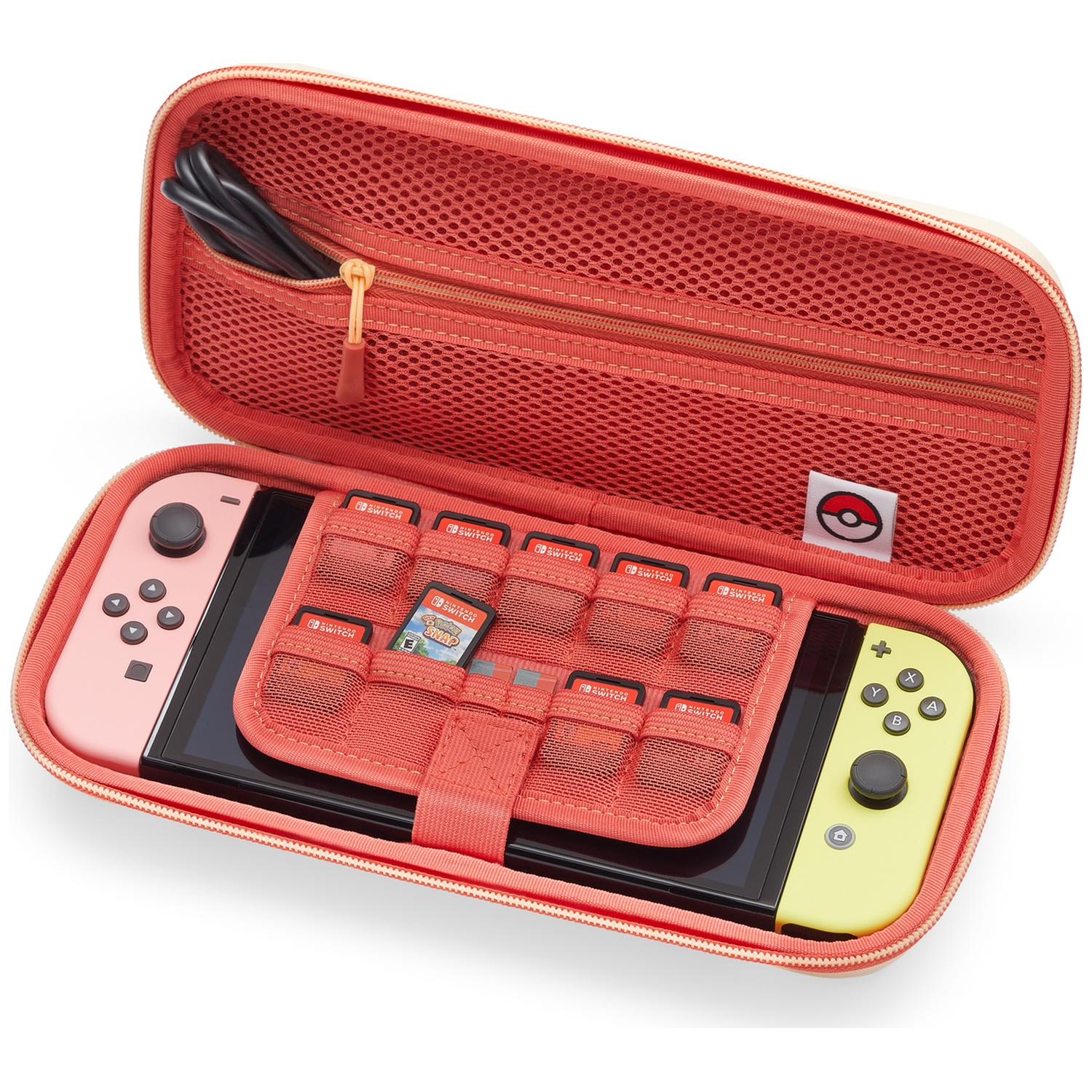 Une pochette corail pour Nintendo Switch avec console, Joy-Cons et jeux.
