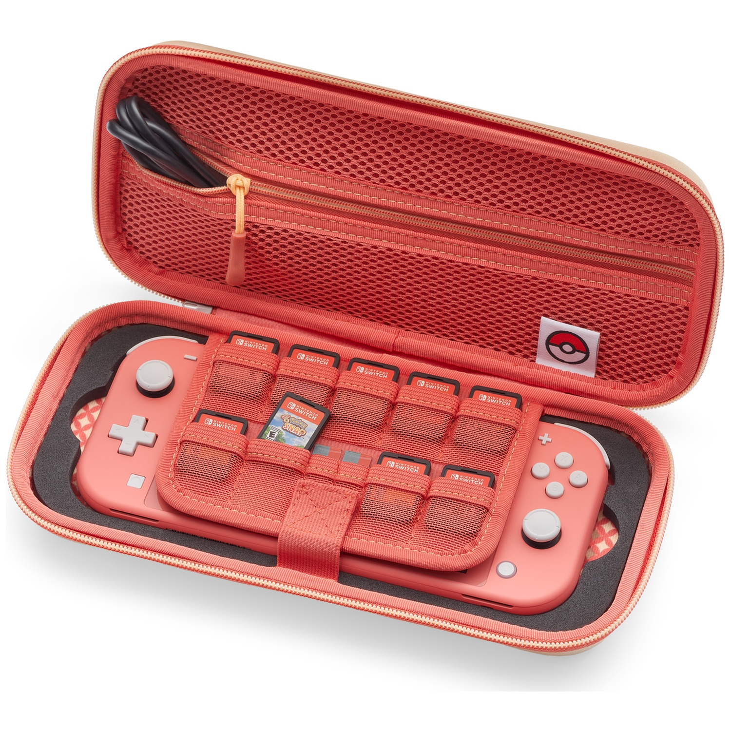 Nintendo Switch Lite corail dans étui avec cartes de jeu et câbles. Logo Pokemon visible.