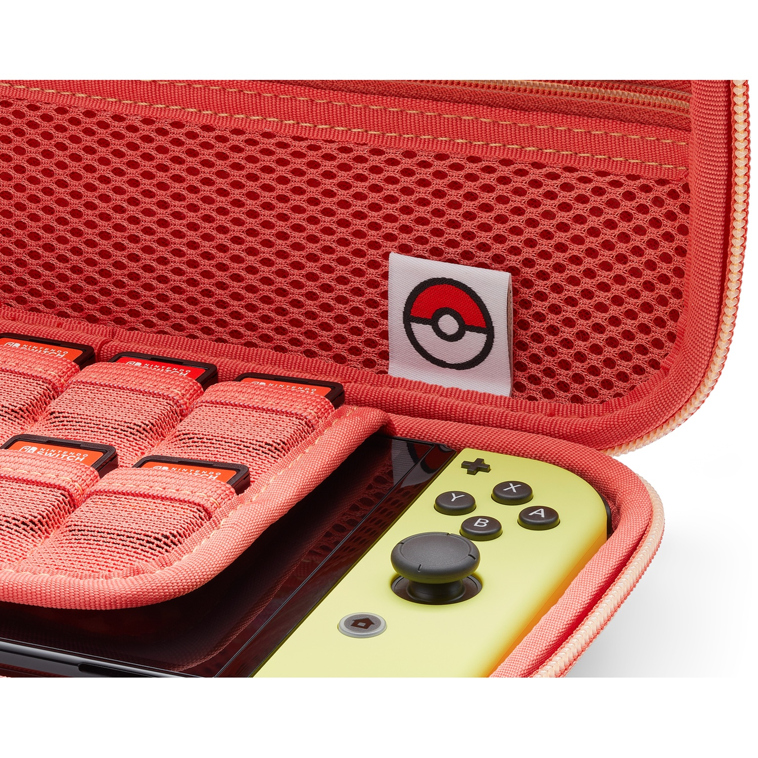 Étui de jeu rouge avec manette jaune, cartes et logo Pokeball.