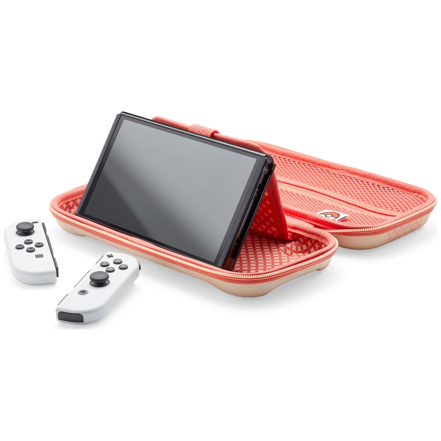 Une Nintendo Switch dans un étui corail avec manettes blanches.