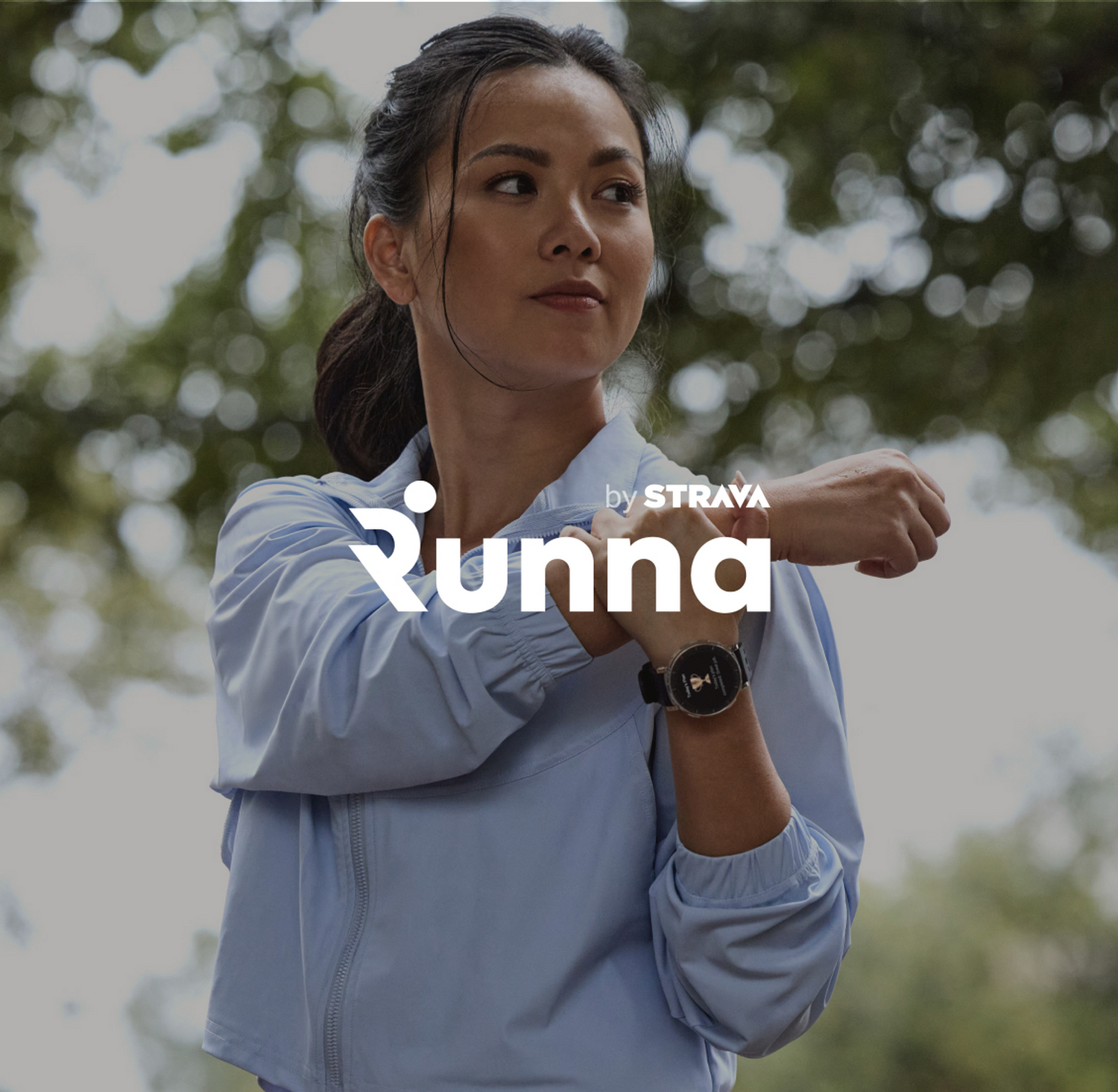 Una mujer se estira al aire libre, con chaqueta azul y reloj.