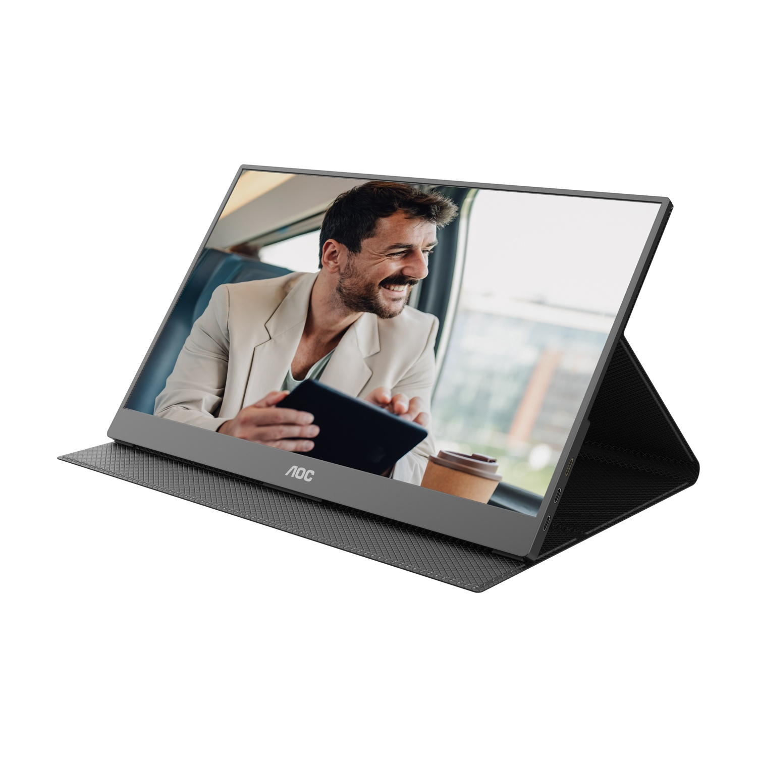 Uomo in treno tiene tablet, monitor AOC con tazza di caffè.