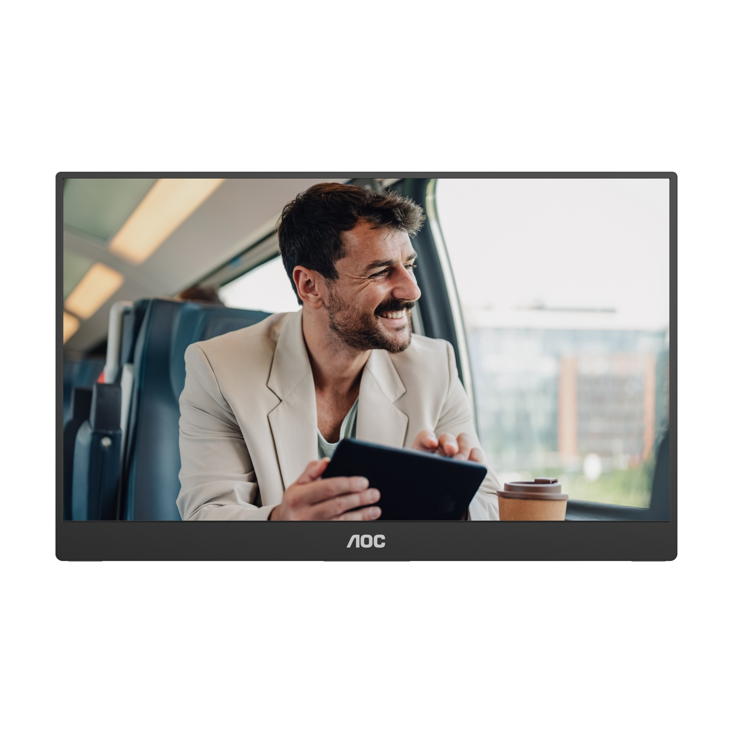 Uomo sul treno con tablet e caffè, sorride guardando fuori dal finestrino.