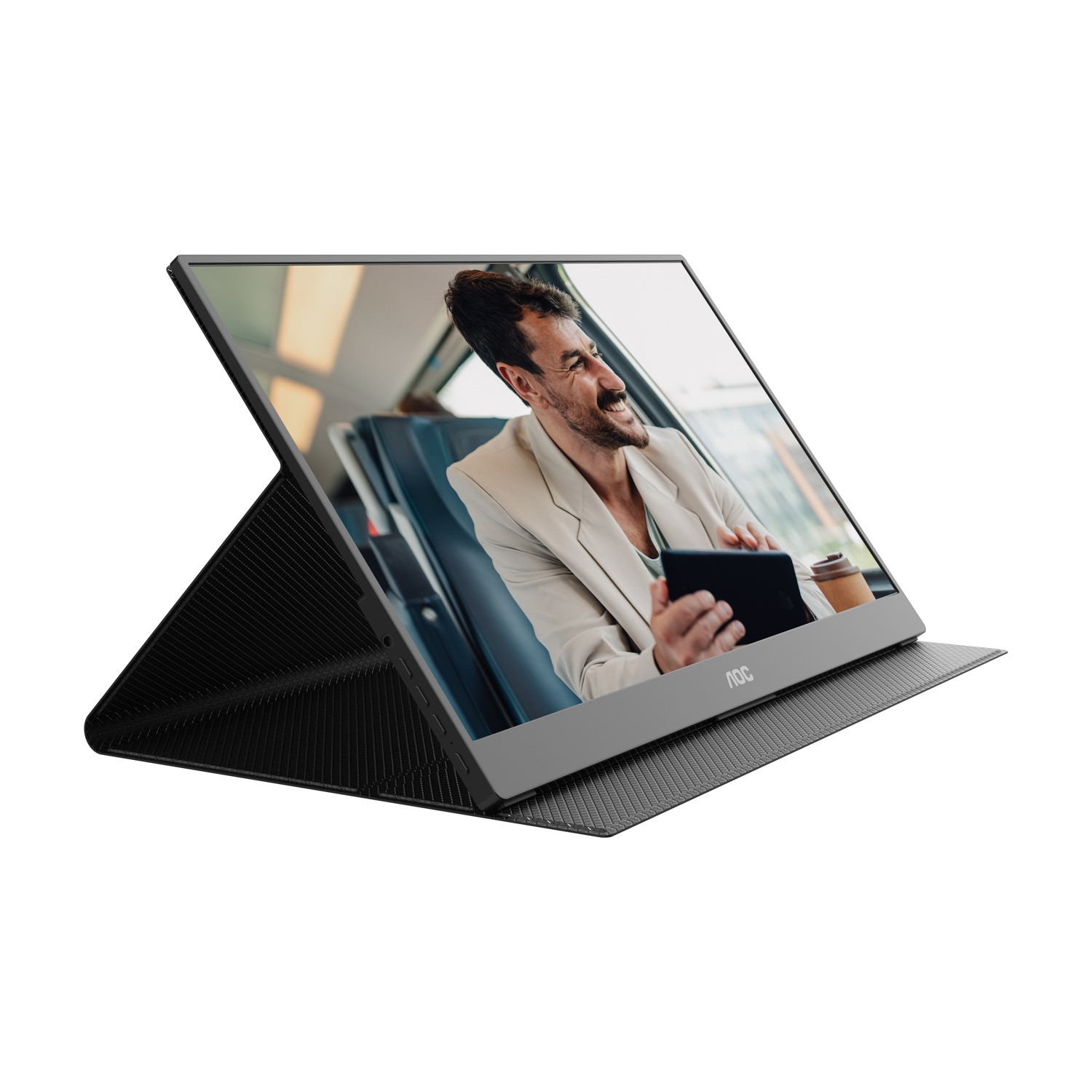 Uomo con barba ride tenendo un tablet, seduto su un treno con caffè.