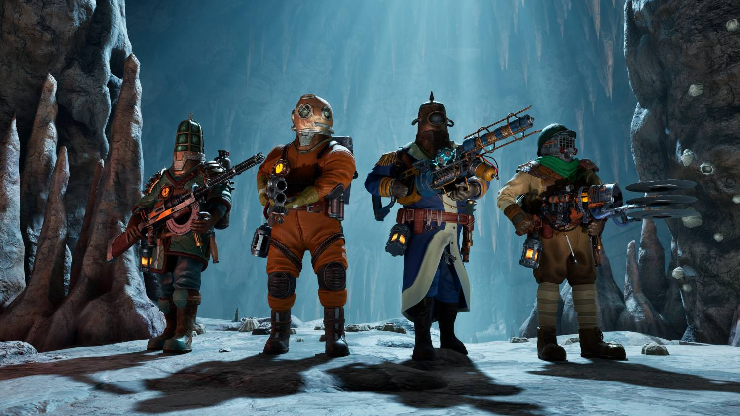 Cuatro figuras con atuendos extraños y armas están en una cueva.
