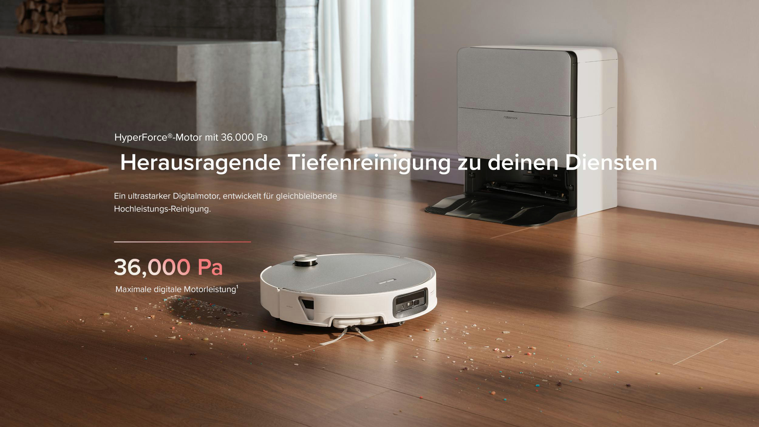 Ein weißer Saugroboter reinigt einen Holzboden. Ladebasis im Hintergrund.
