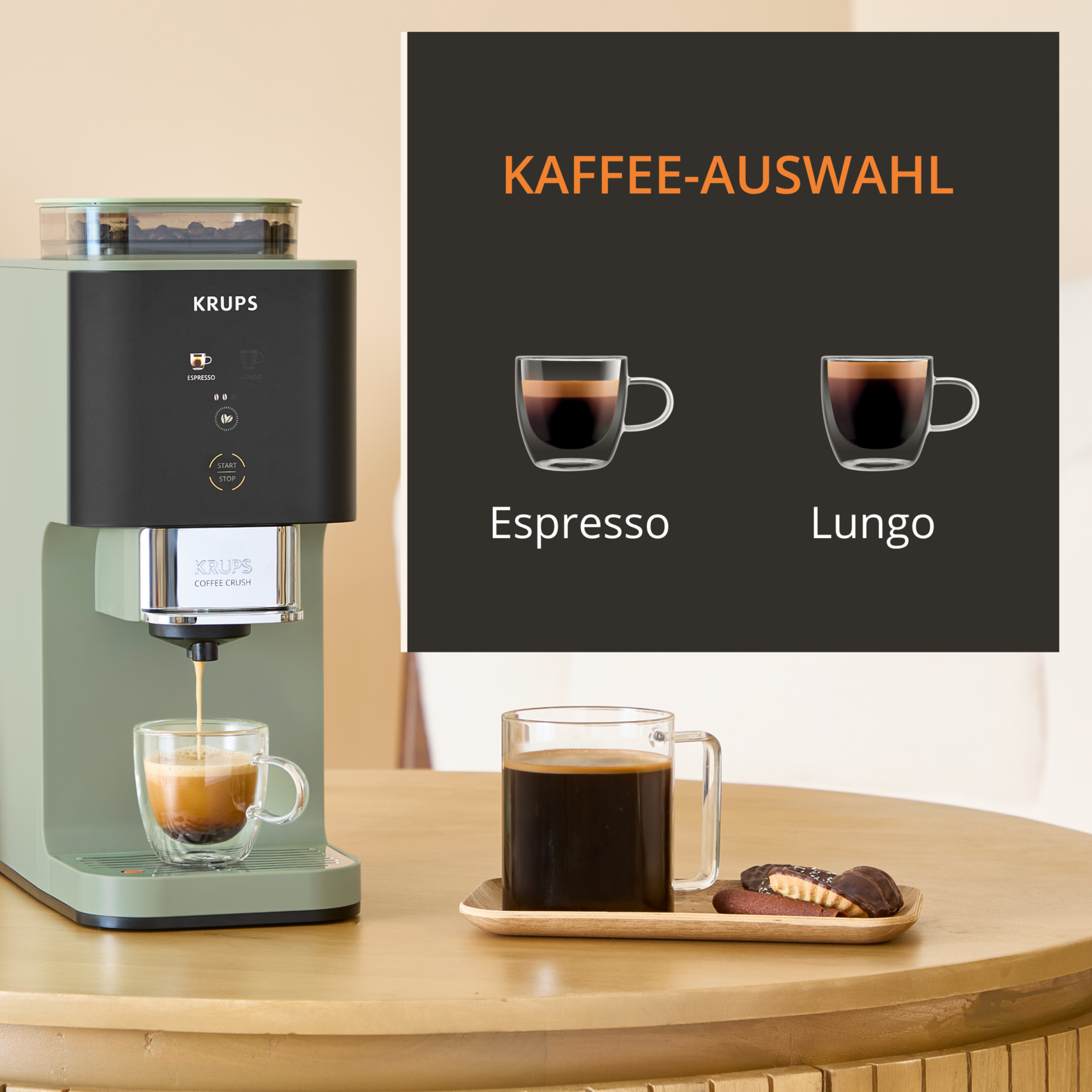 Eine grüne Krups Kaffeemaschine brüht Espresso in eine Tasse.
