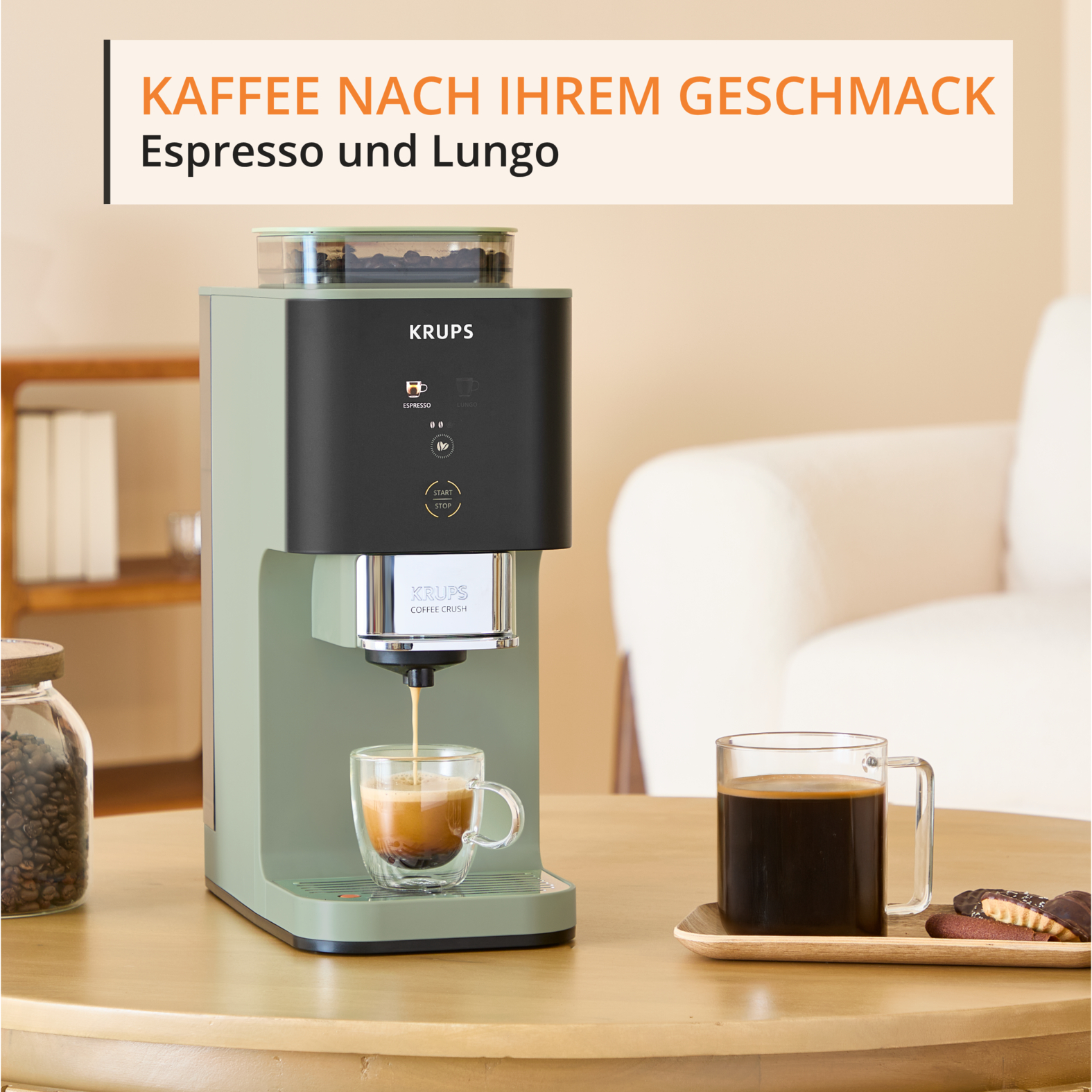 Eine grüne Krups Kaffeemaschine brüht Espresso in eine Glas Tasse.