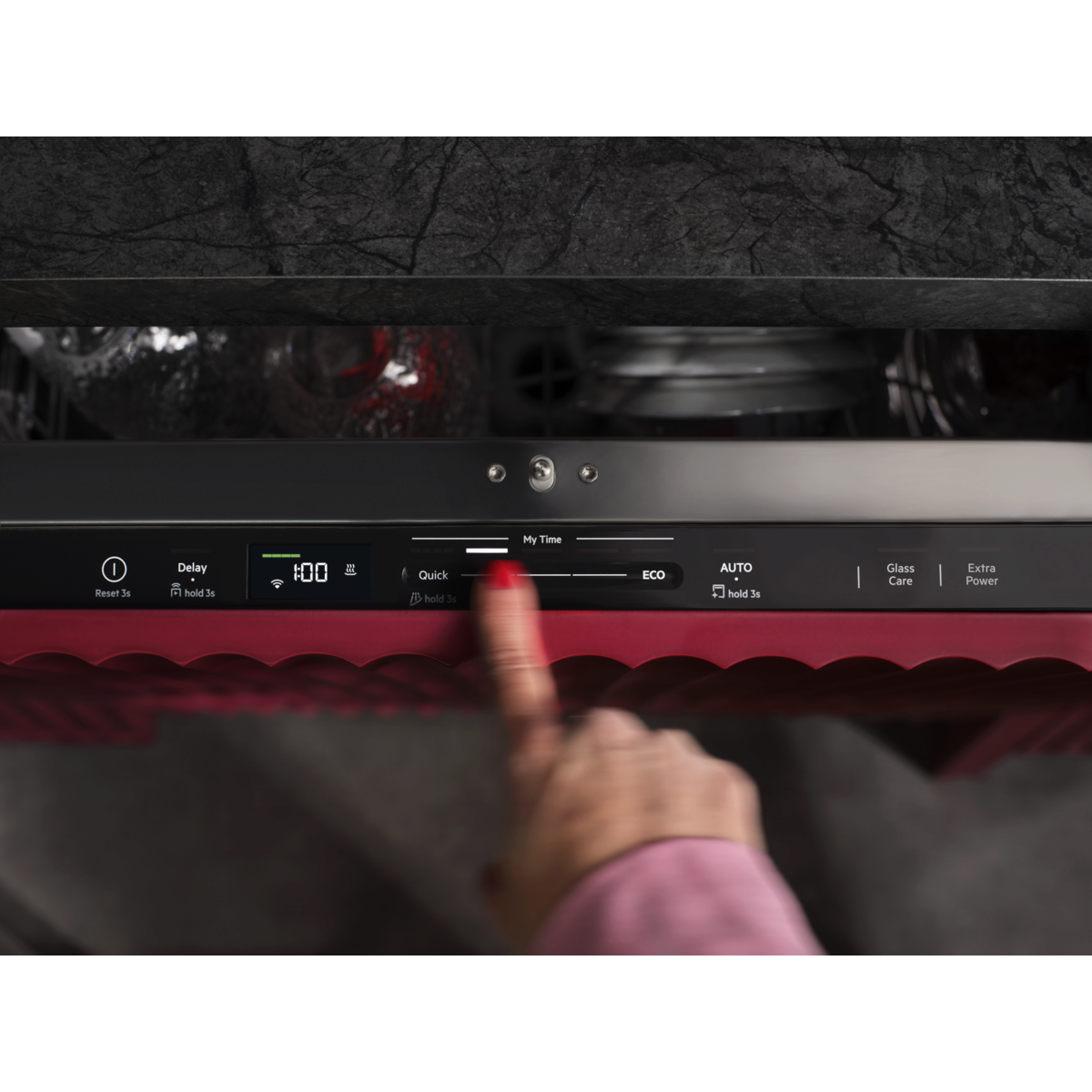Egy jj lenyomja egy mosogatgp gombjait, kntt s kntt kntt kntt.