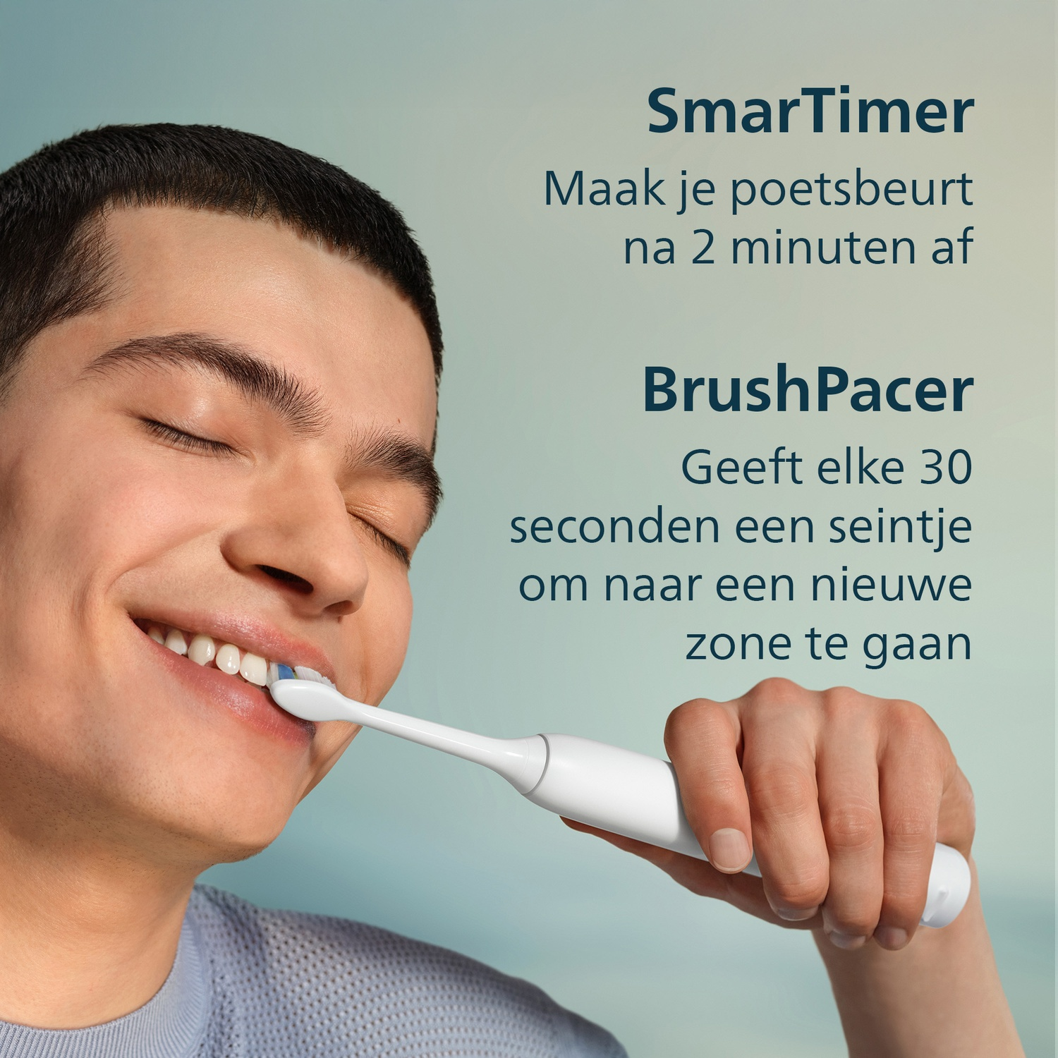 Man poetst tanden met elektrische tandenborstel. SmarTimer & BrushPacer.