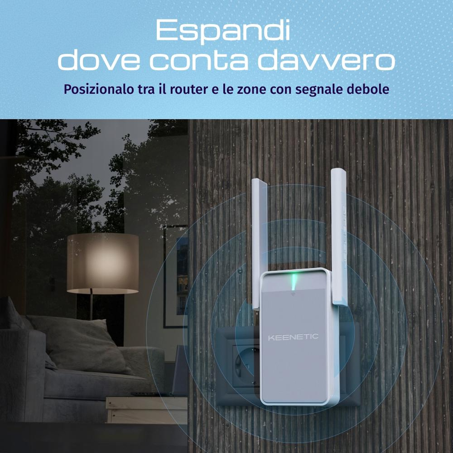 Un ripetitore Wi-Fi Keenetic collegato a una presa a muro accanto a un divano.