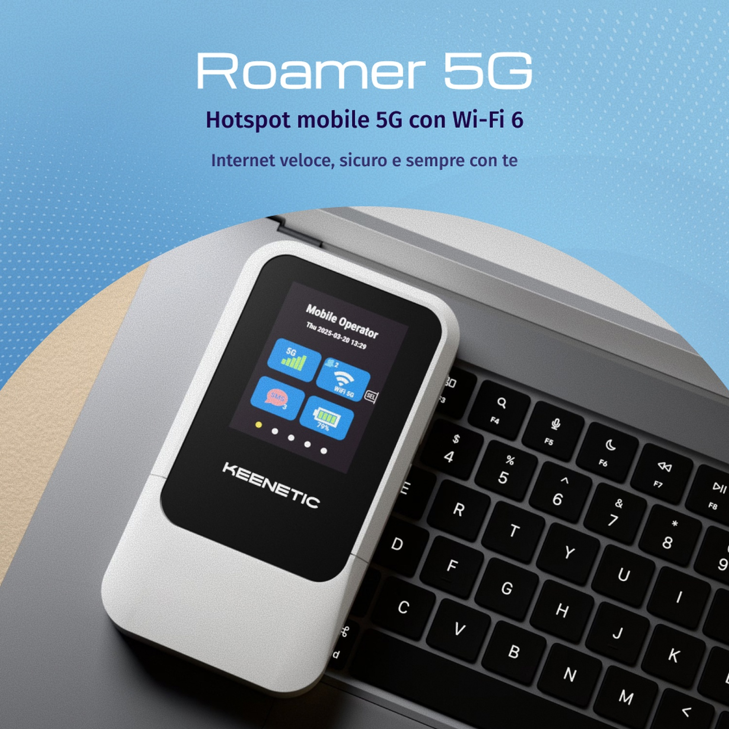 Un hotspot mobile 5G Keenetic bianco poggia sulla tastiera di un laptop.