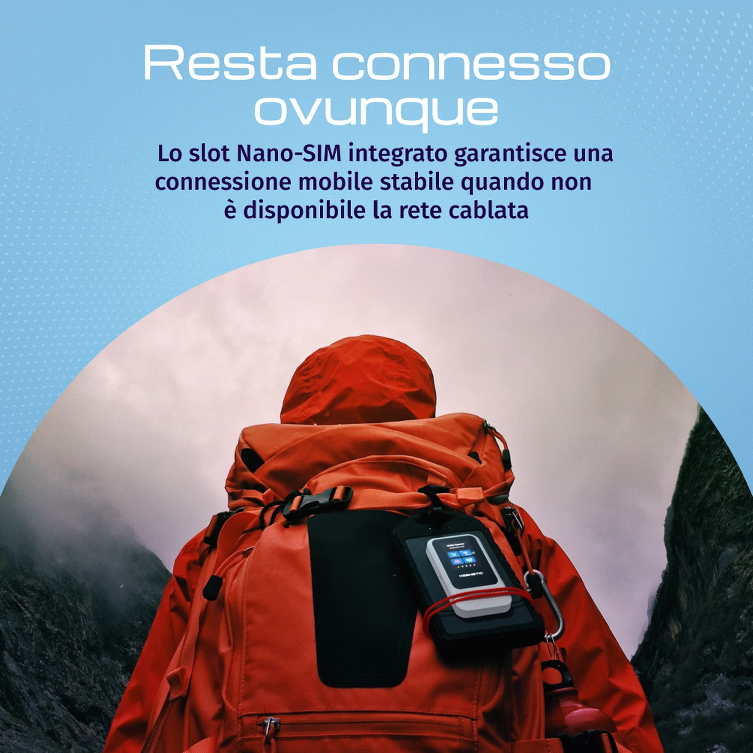 Uno zaino con un dispositivo attaccato, su un paesaggio montano nebbioso.