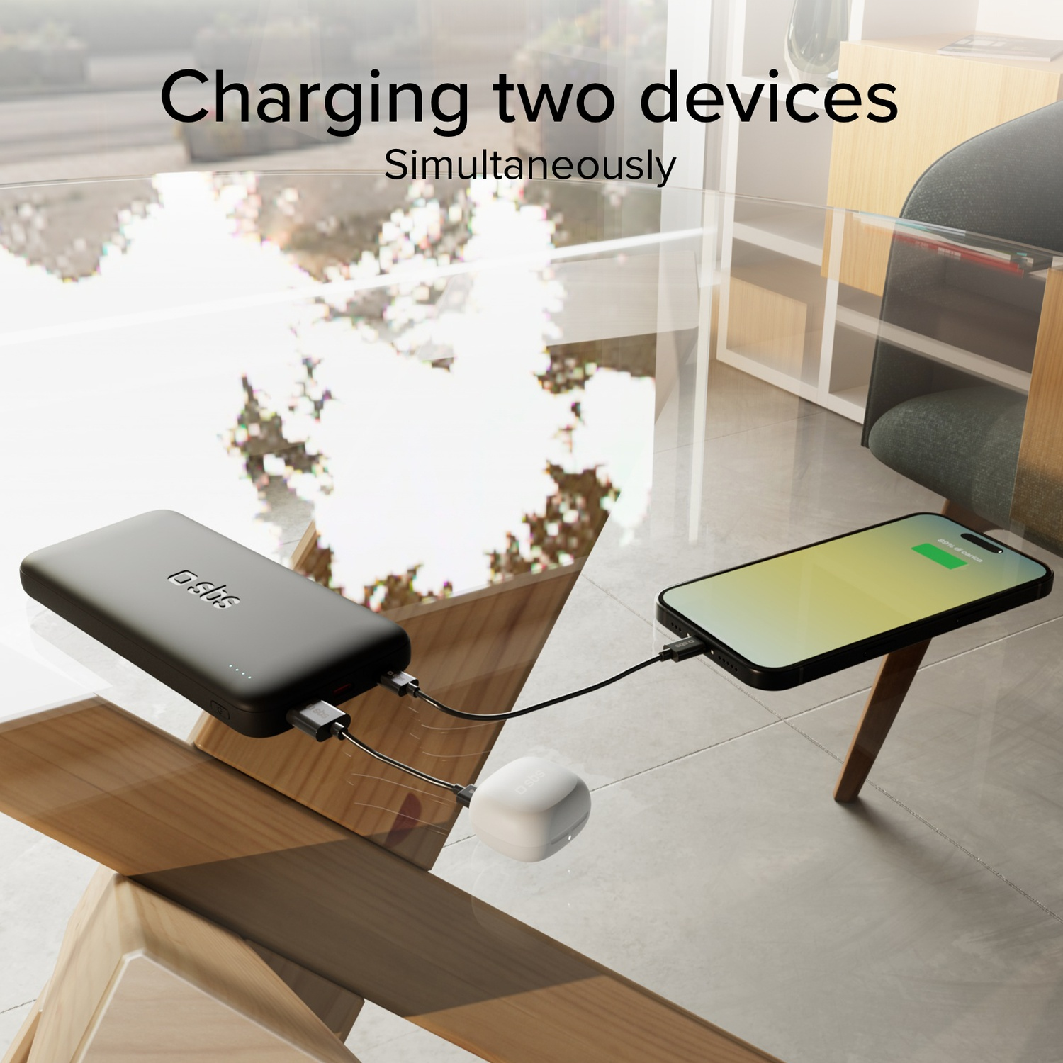 Zwarte powerbank laadt een smartphone en een wit apparaat op.