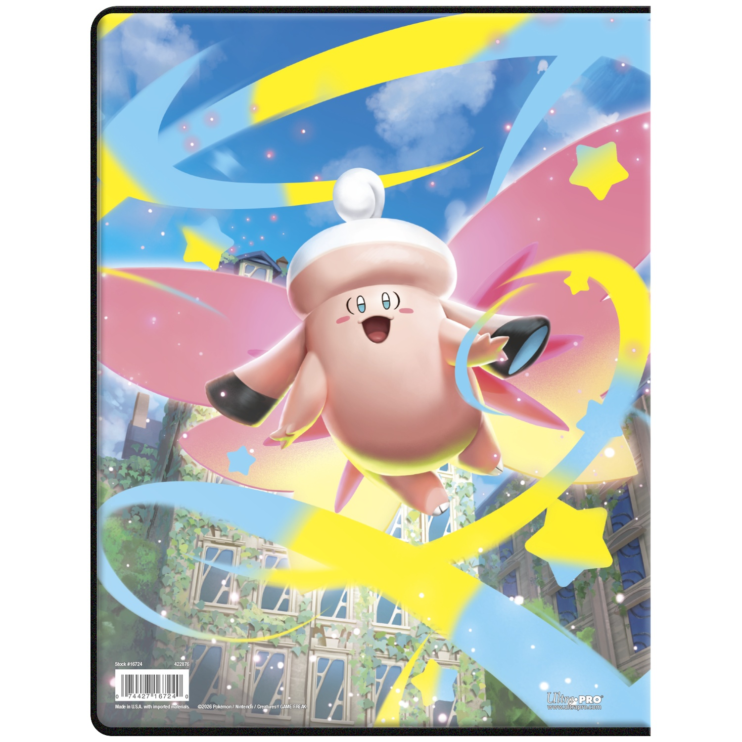 Een roze Pokémon met vleugels vliegt voor een gebouw buiten.