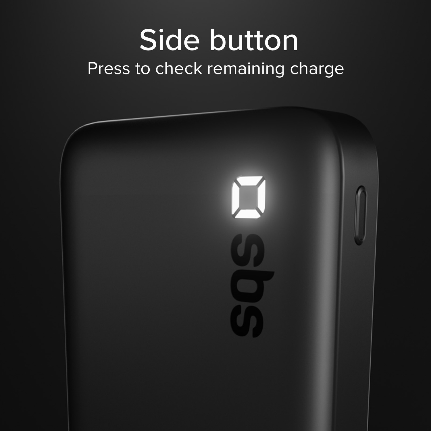 Zwarte powerbank met SBS-logo en laadindicator. Zijkantknop om te controleren.