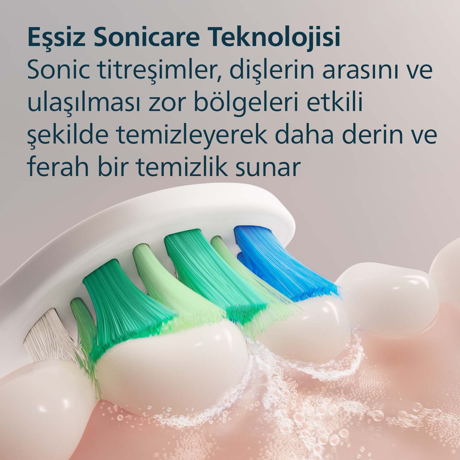 Yeşil ve mavi kıllı diş fırçası başlığı beyaz dişleri temizler.