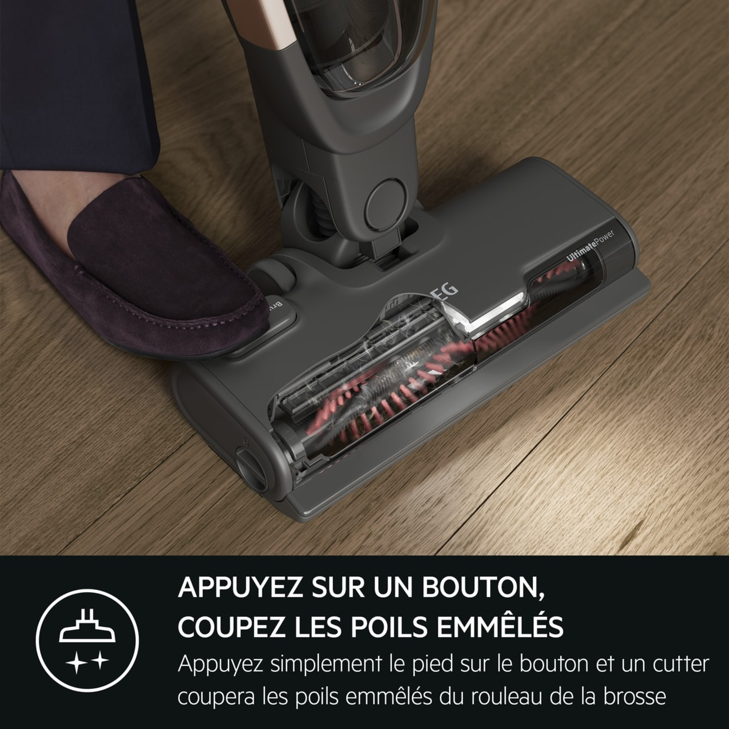 Un pied appuie sur un bouton d'aspirateur pour couper les poils.