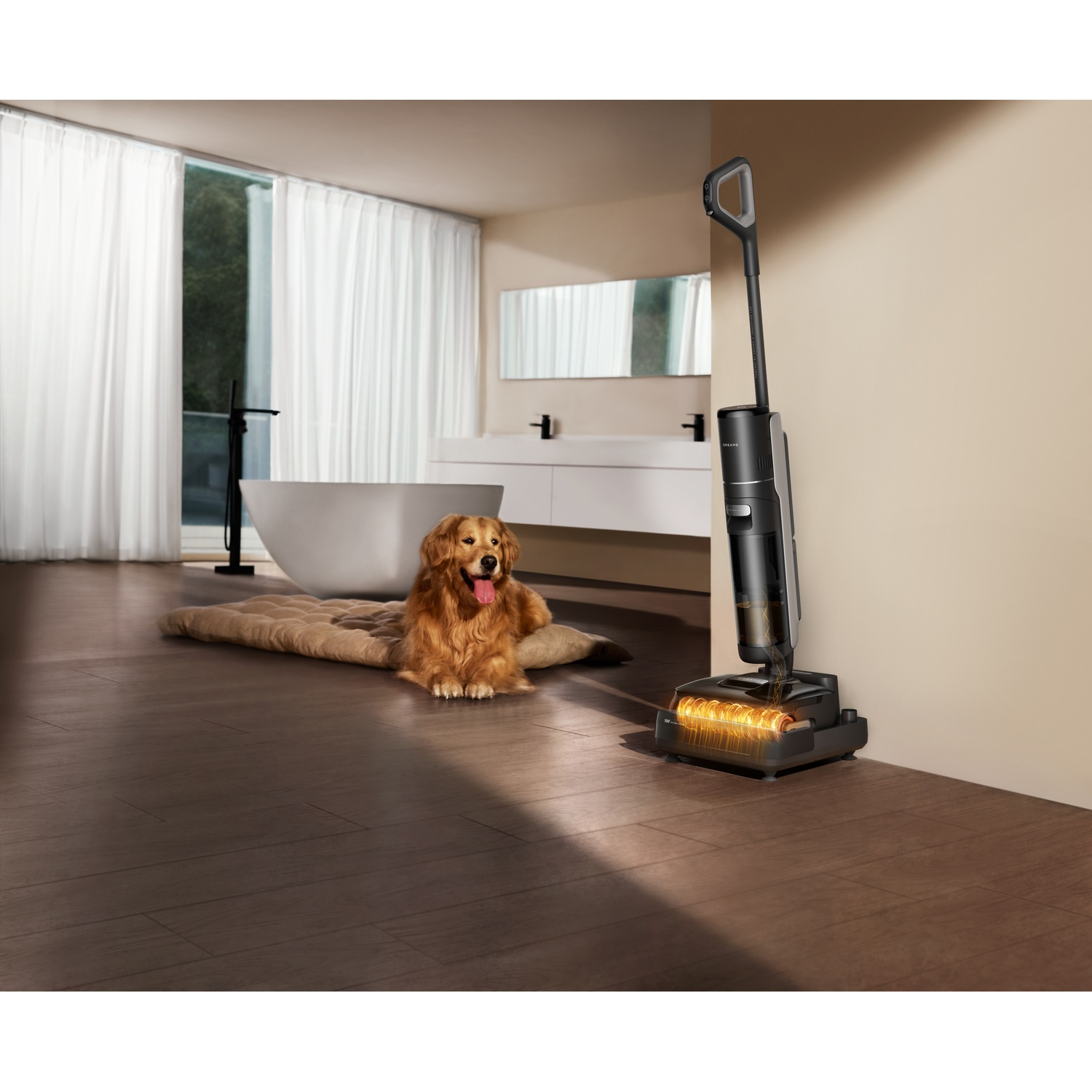 Un Golden Retriever est allongé sur un tapis à côté d'un lave-sol dans une salle de bain moderne.