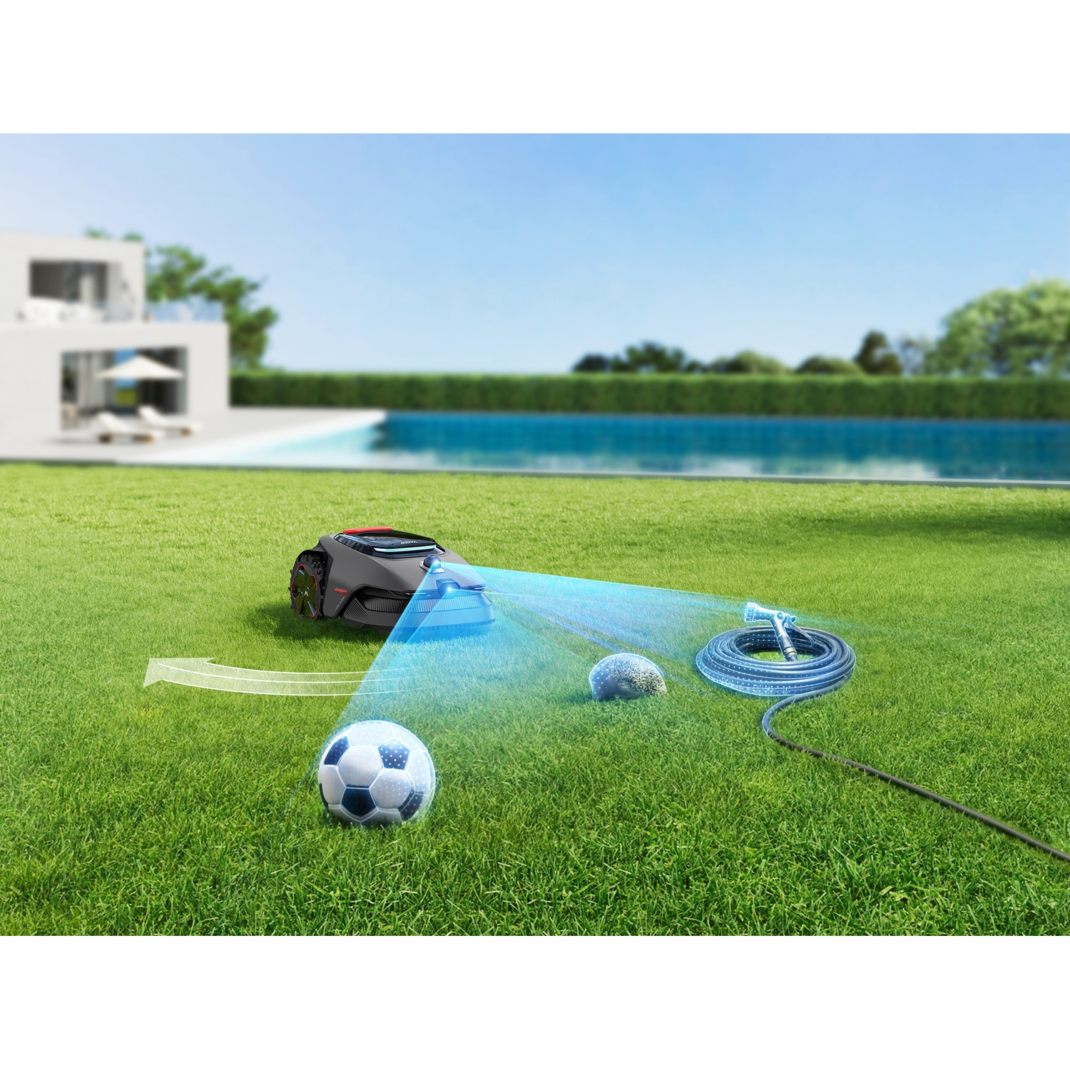 Un robot tondeur coupe une pelouse avec un ballon de foot et un tuyau.