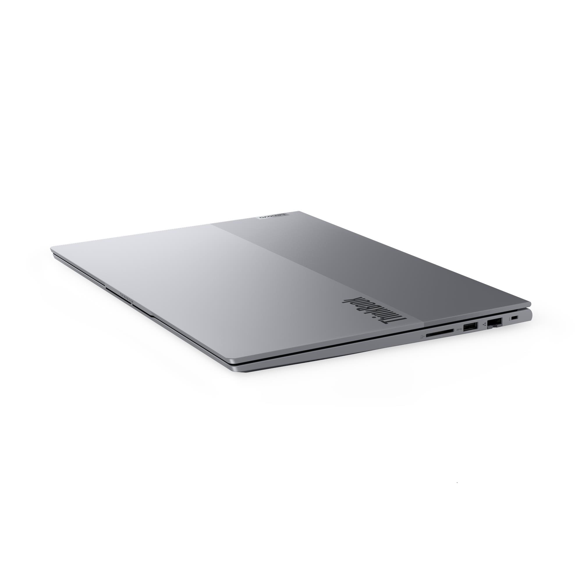 Egy zárt, ezüst laptop Lenovo és ThinkBook logókkal.