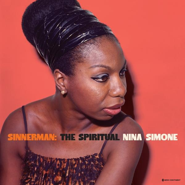 Nina Simone mit schwarz-weißer Frisur und Leopardenkleid vor orangem Hintergrund.