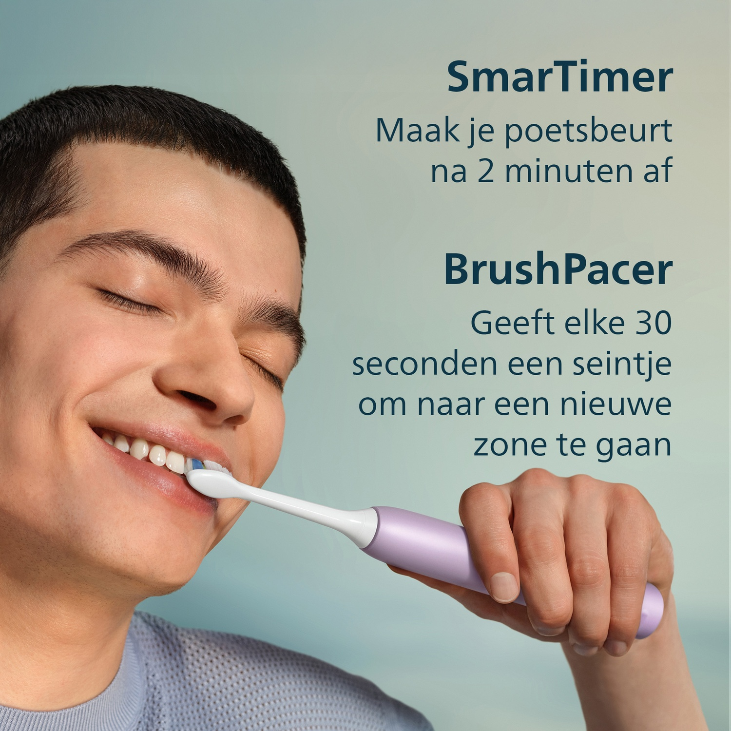 Man poetst tanden met paarse elektrische tandenborstel. SmarTimer.