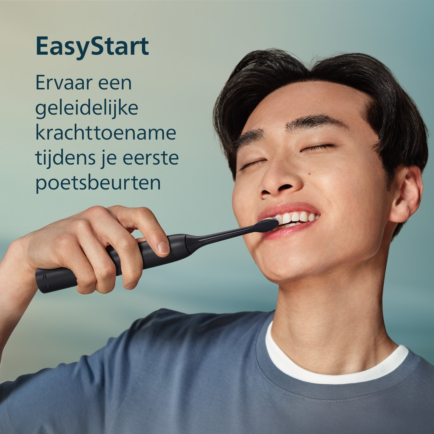 Een man met gesloten ogen poetst zijn tanden met een zwarte elektrische tandenborstel.