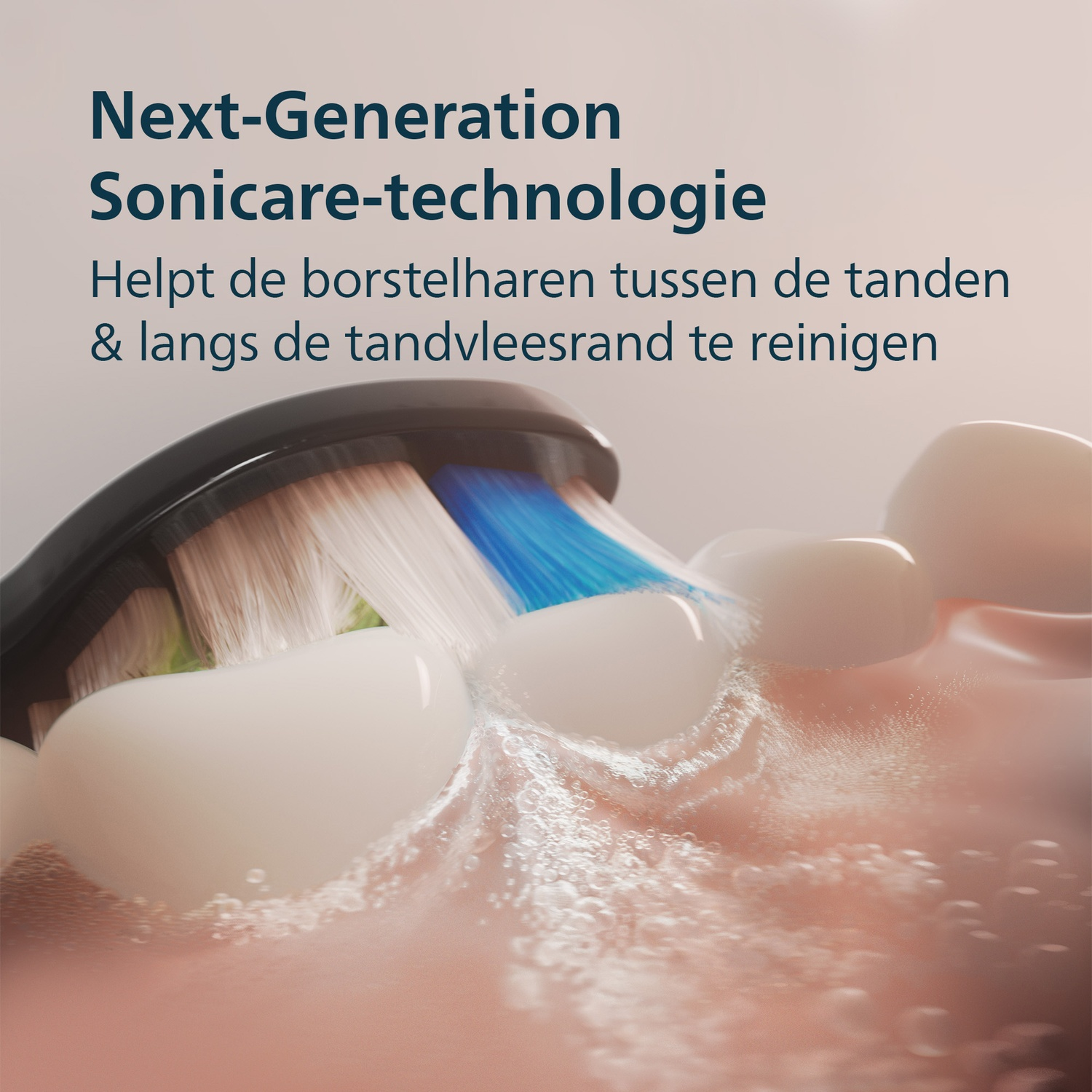 Elektrische tandenborstel reinigt tanden en tandvleesrand met schuim.