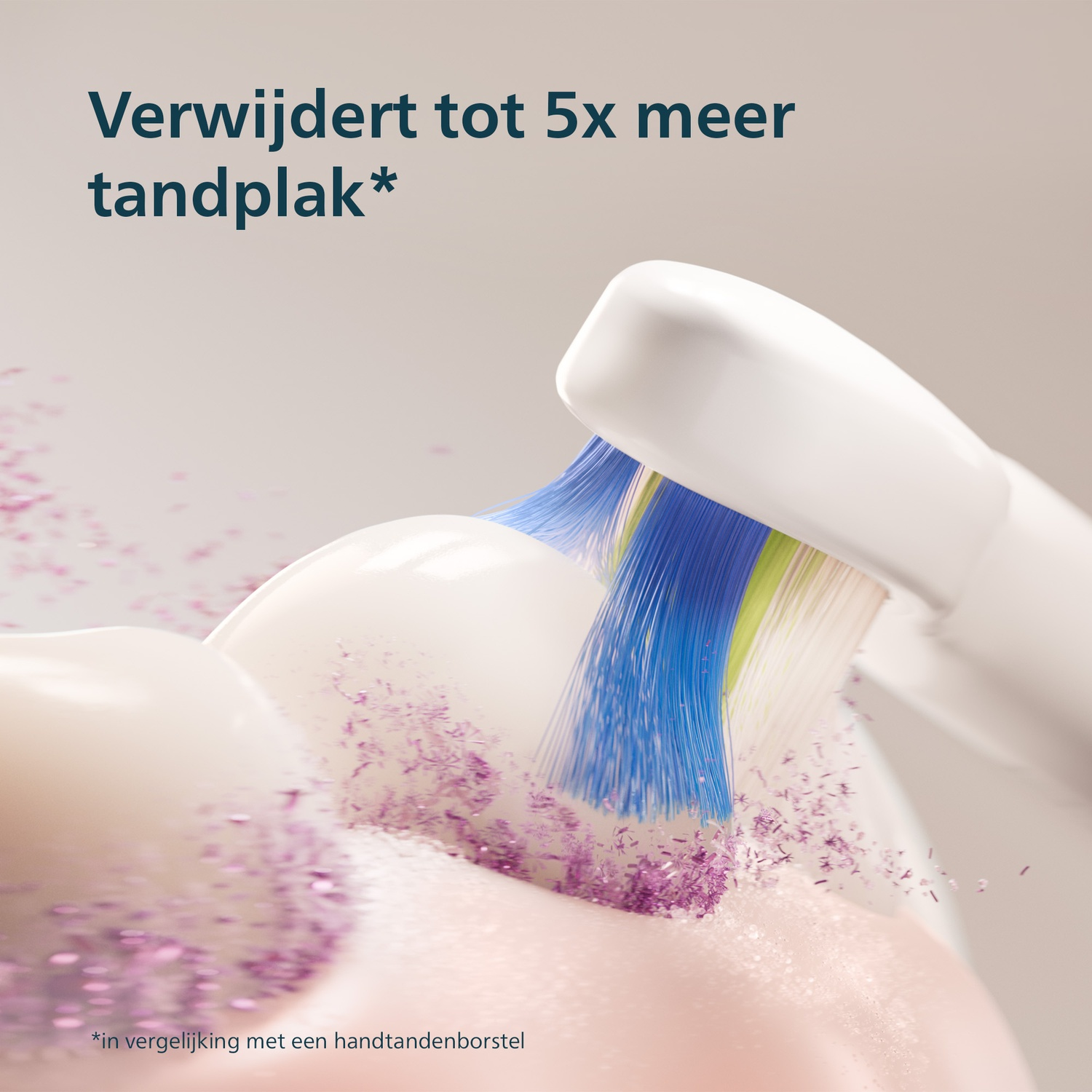 Elektrische tandenborstel verwijdert tandplak van tanden met paarse deeltjes.
