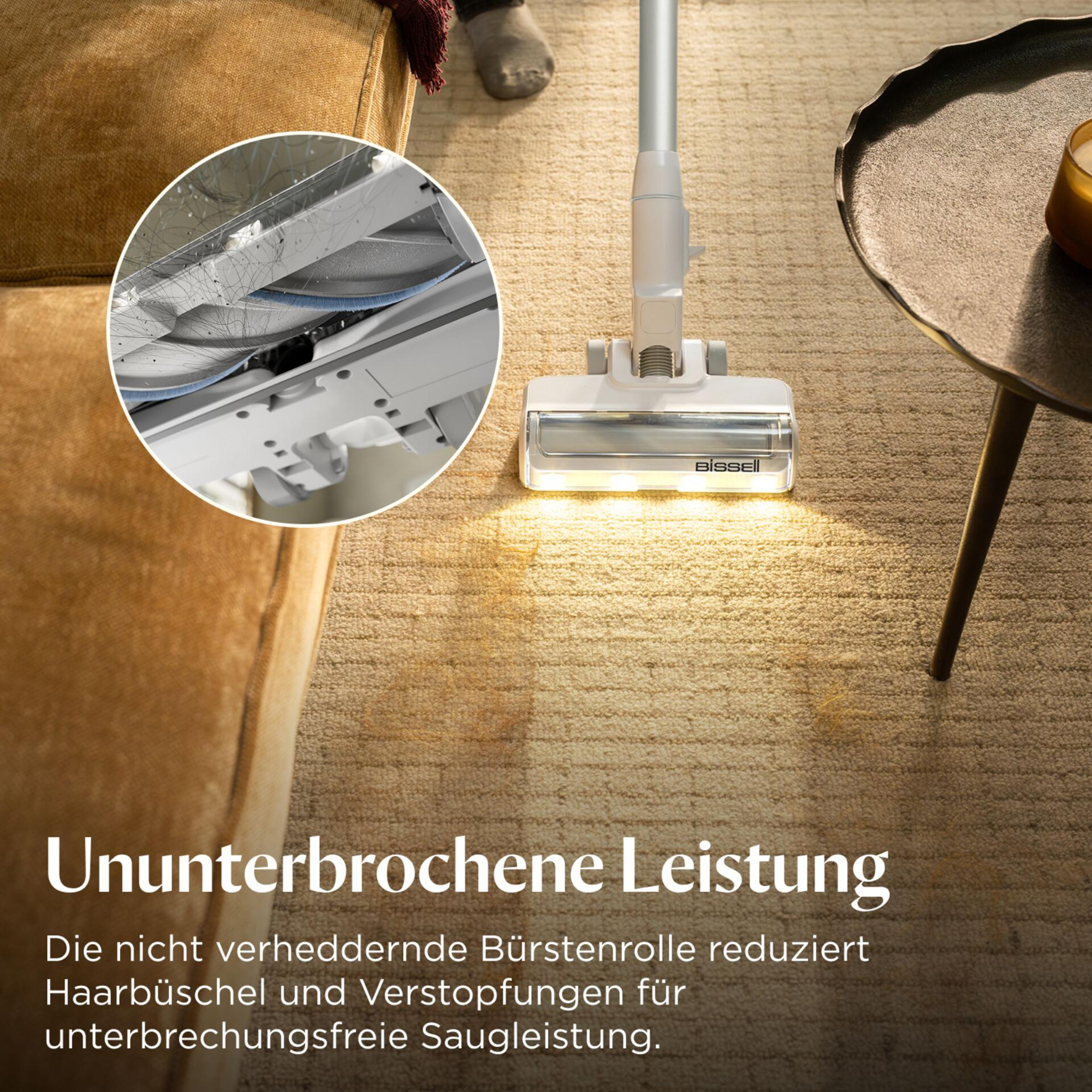 Ein Bissell Staubsauger reinigt einen Teppich, mit Nahaufnahme der Bürste.