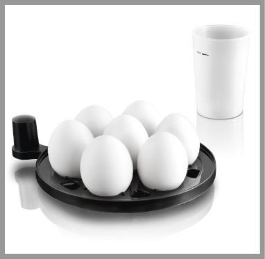 Siete huevos blancos en un soporte negro con una taza blanca al lado.