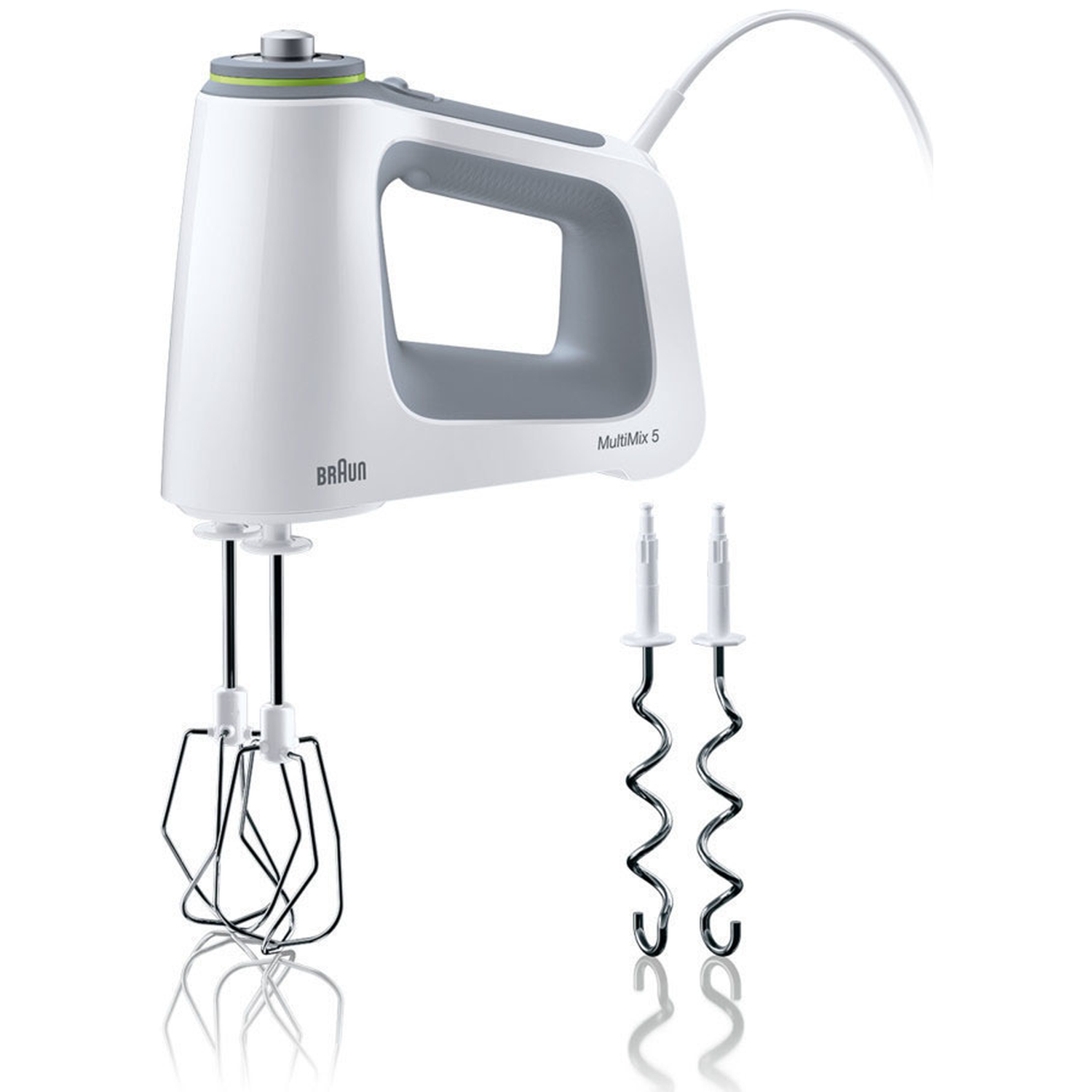 Een witte handmixer met grijze accenten en twee opzetstukken.