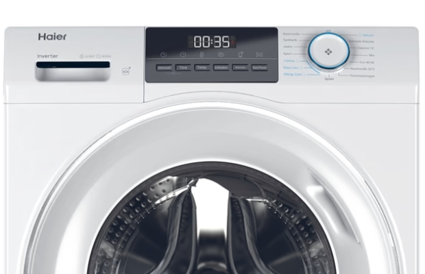 Frontansicht einer weißen Haier Waschmaschine mit Display, Drehknopf und Trommel.