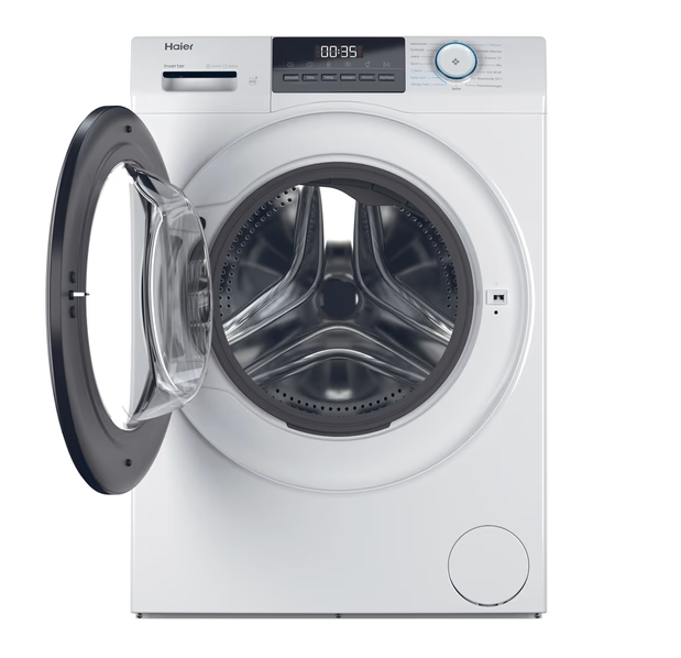 Eine weiße Haier-Waschmaschine mit offener Tür und silberner Trommel.