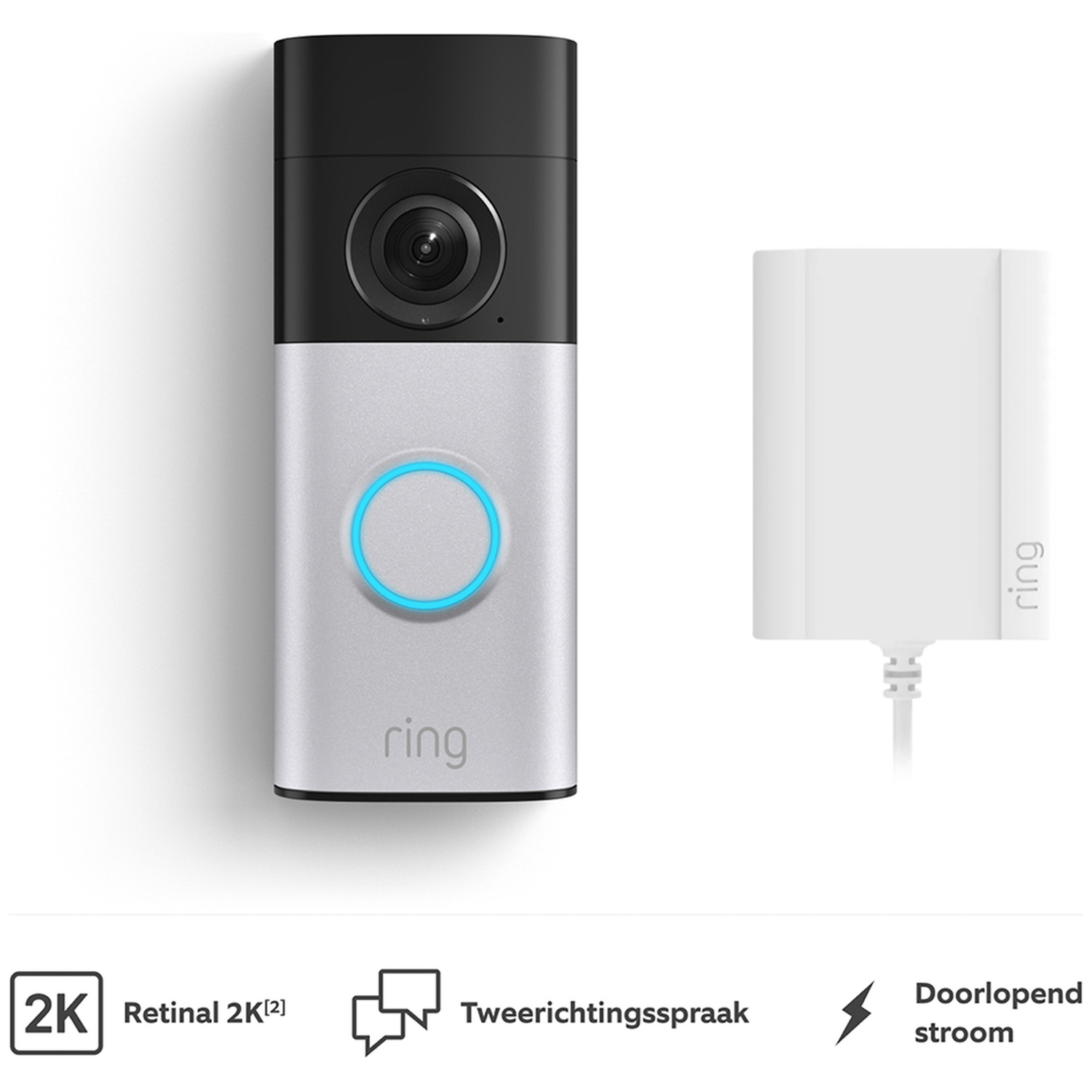Une sonnette Ring argentée avec caméra et un adaptateur d'alimentation blanc.
