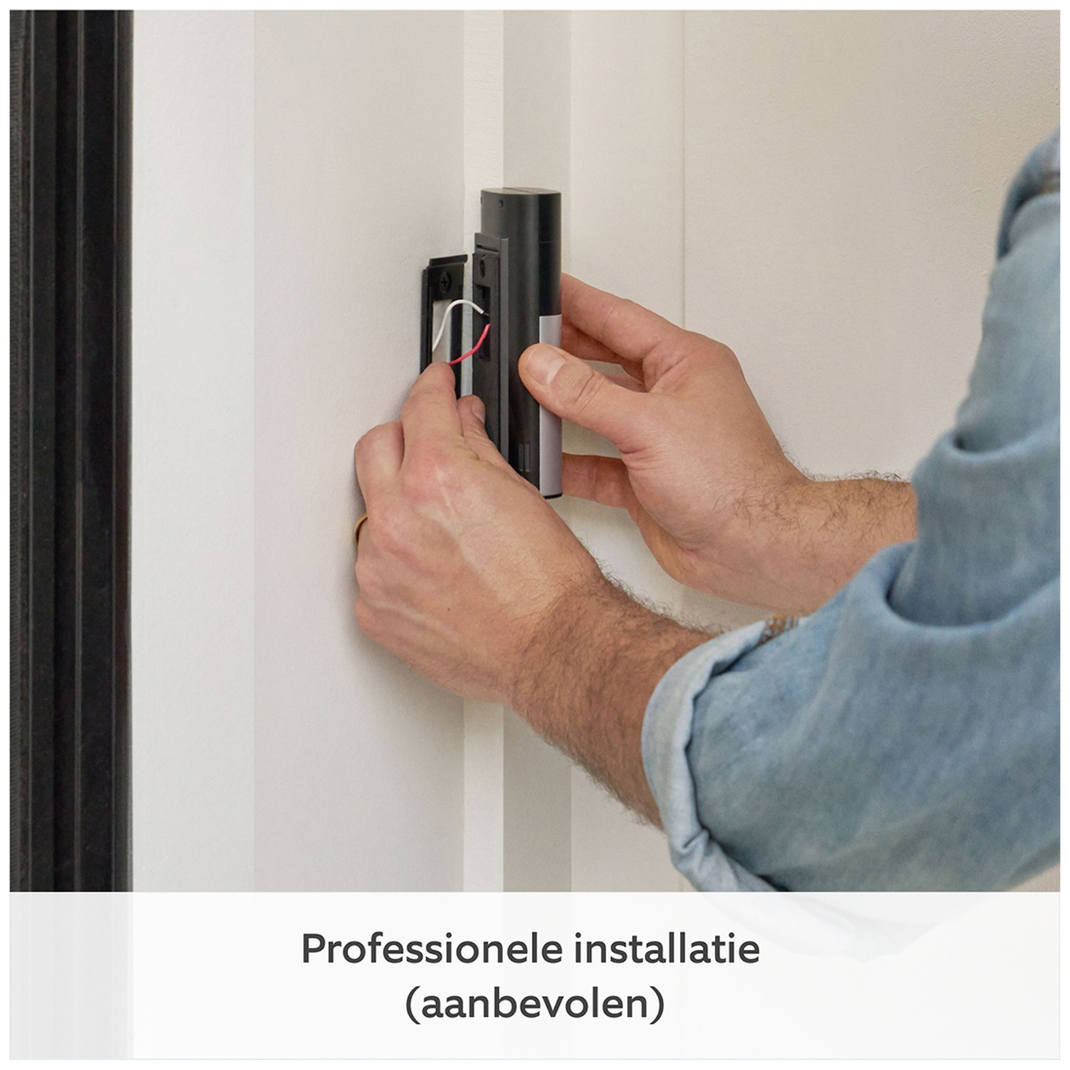 Homme installe une sonnette, connectant les fils au support.