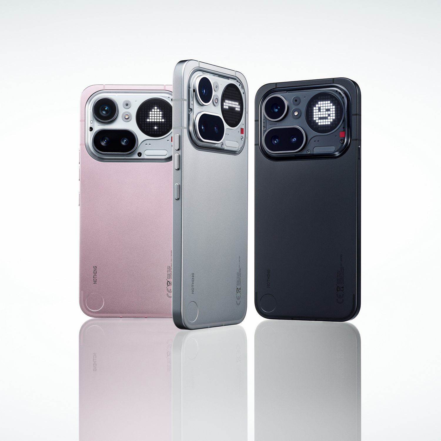 Tres teléfonos inteligentes en rosa, plateado y negro mostrando cámaras y luces.