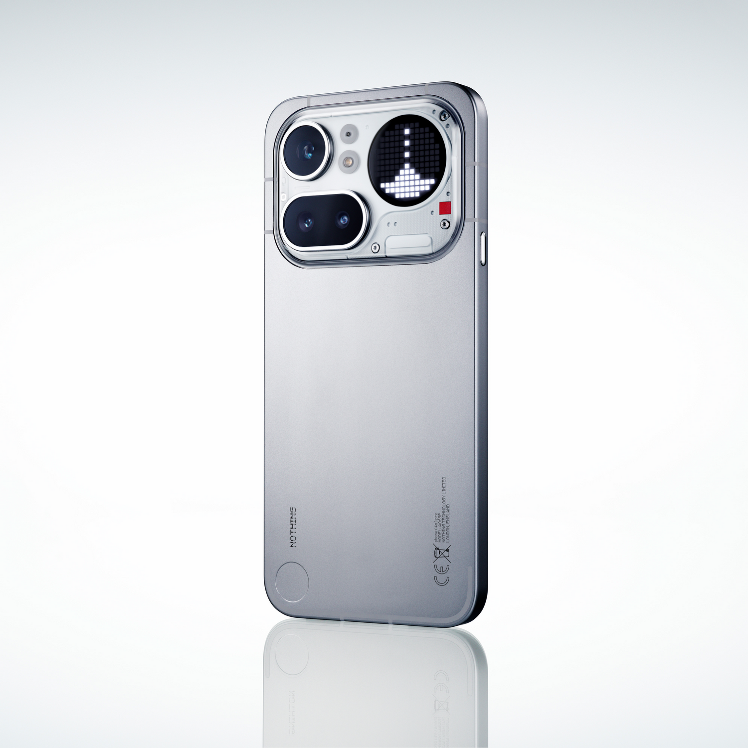 Un smartphone plateado con doble cámara y pantalla de matriz de puntos en la parte trasera.