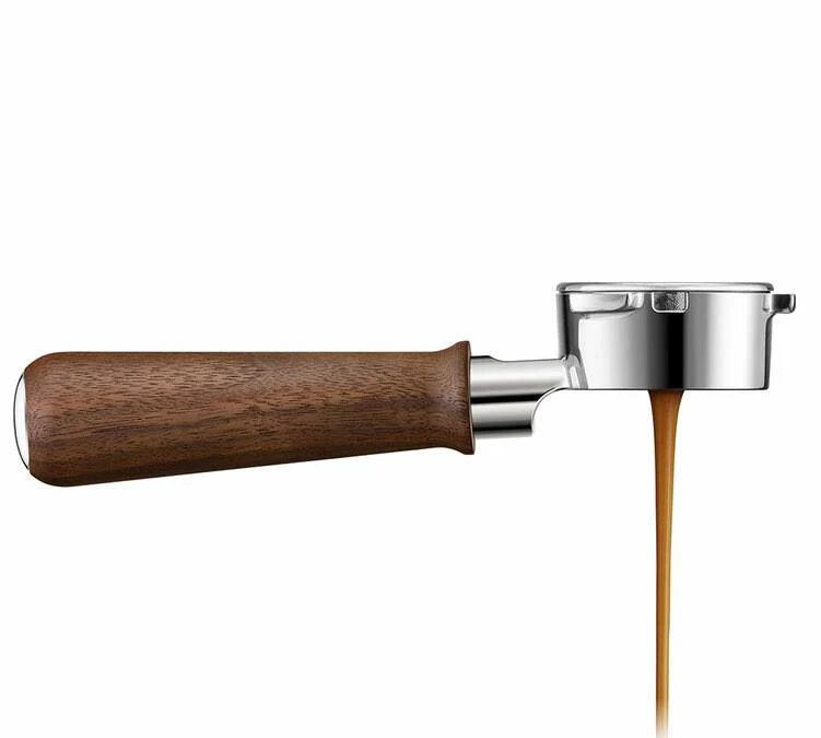 Un portafiltro con mango de madera, del que fluye espresso.