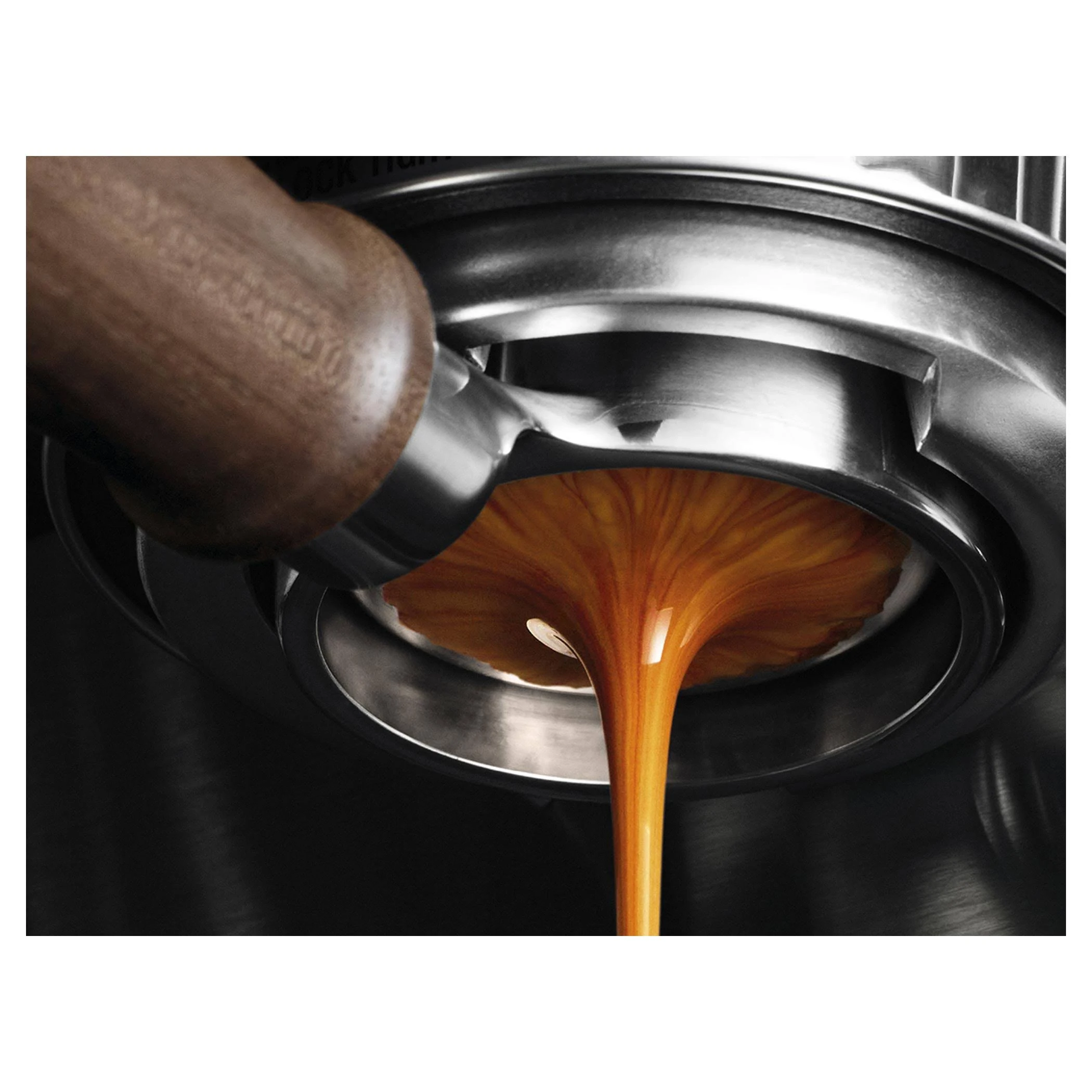 Espresso recién hecho fluye de un portafiltro a una taza.
