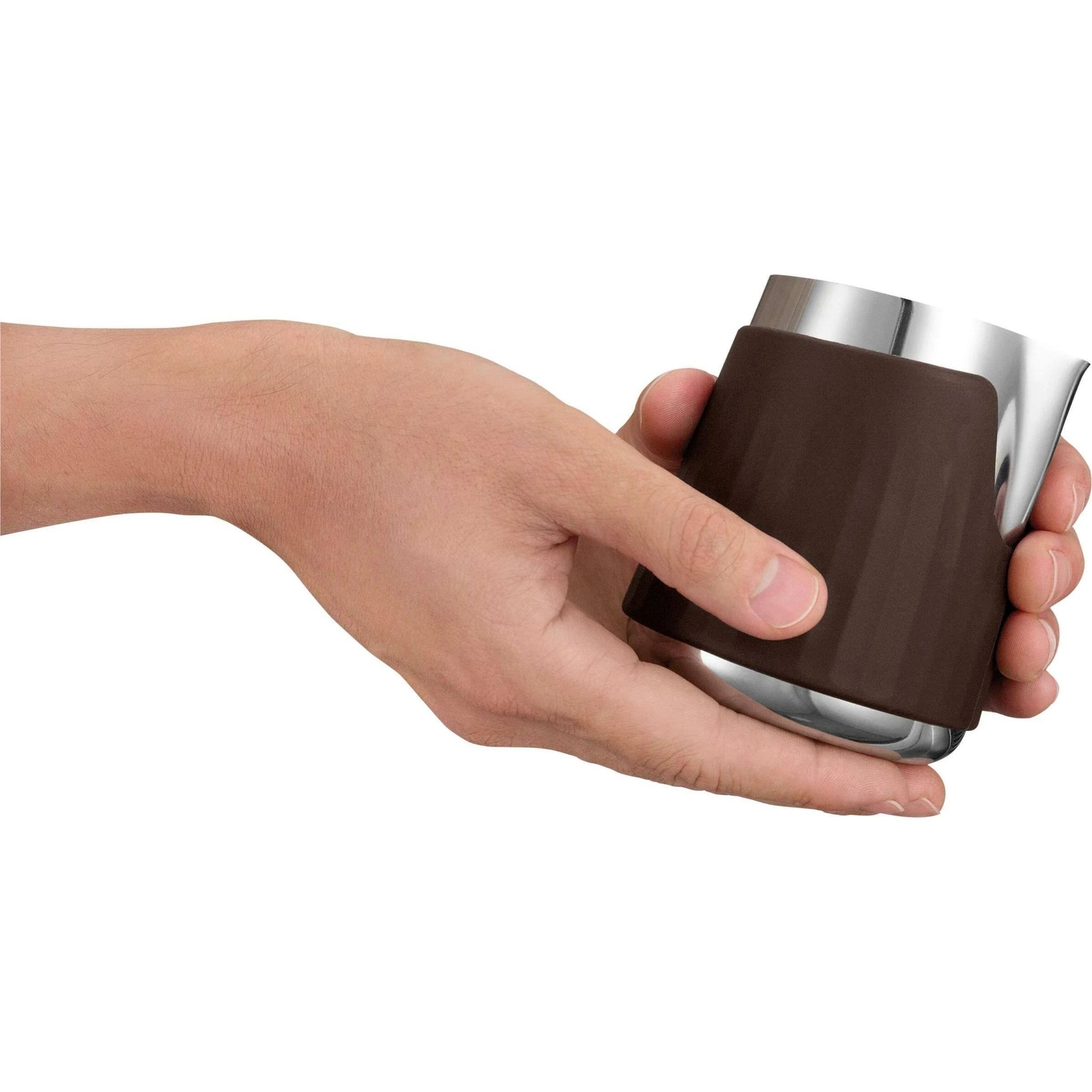 Una mano sostiene una taza marrón acanalada con borde plateado.