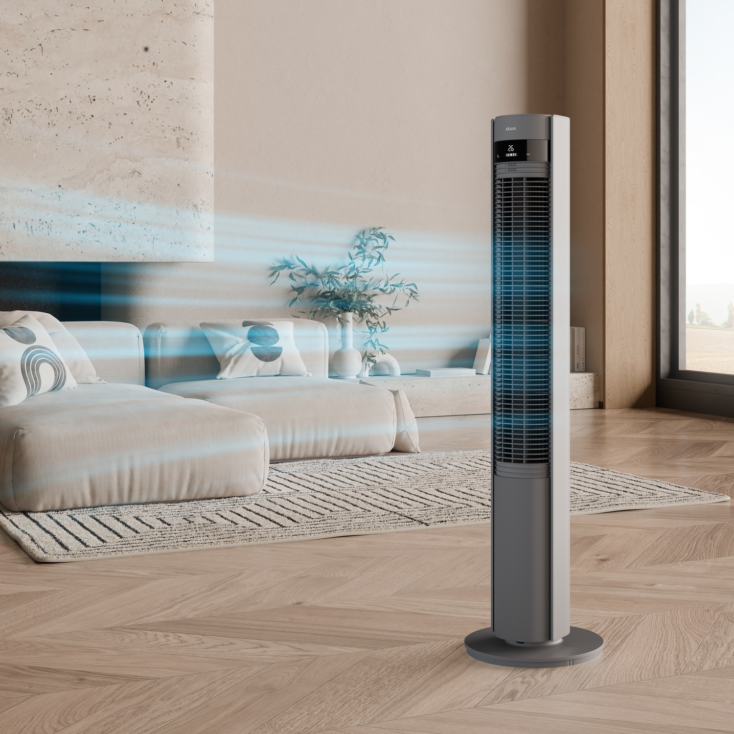 Un ventilateur tour élancé fonctionne dans un salon moderne avec canapé et tapis.