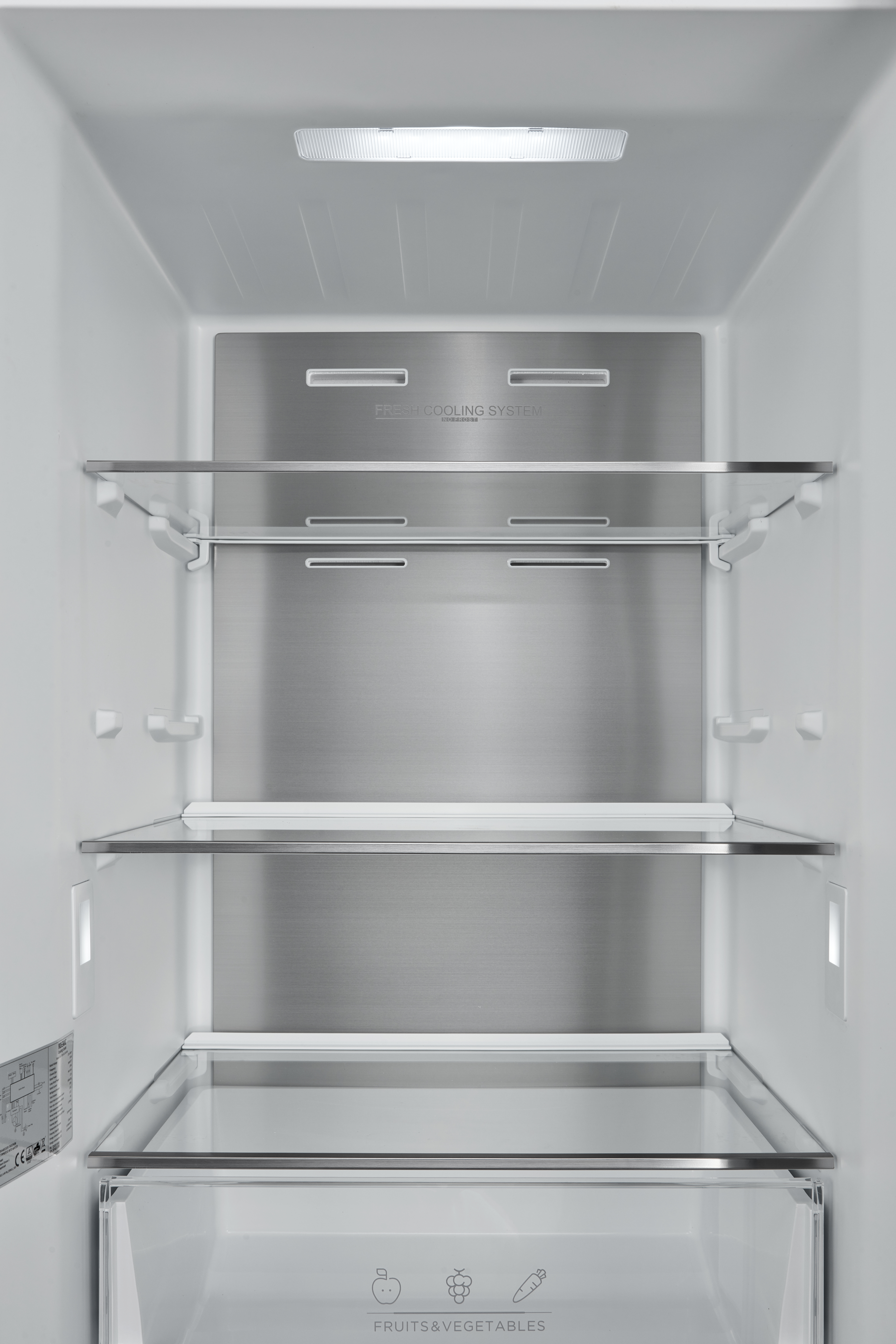 Vista interior de un refrigerador vacío con estantes y cajones.