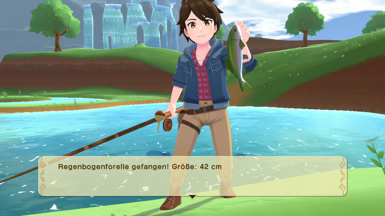Ein Junge hält einen Fisch in der Hand, der mit einer Angel gefangen wurde.