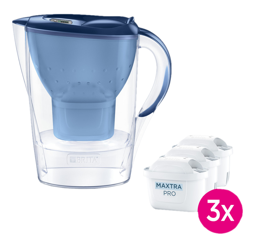 Une carafe Brita bleue avec trois filtres MAXTRA PRO à côté.
