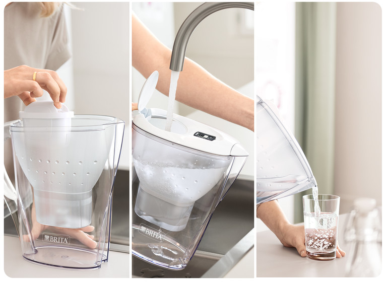 Une personne insère un filtre, remplit une carafe et verse de l'eau dans un verre.