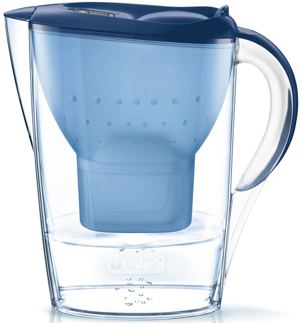 Une carafe filtrante Brita bleue avec de l'eau et des bulles.