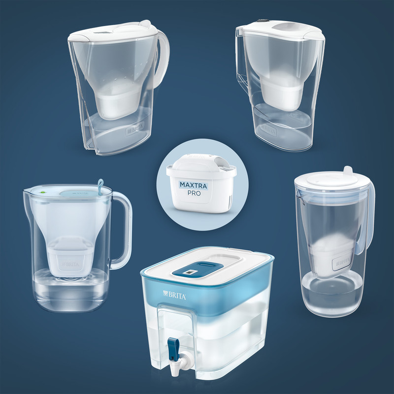 Diverse caraffe filtranti Brita e un elemento filtrante su sfondo blu.